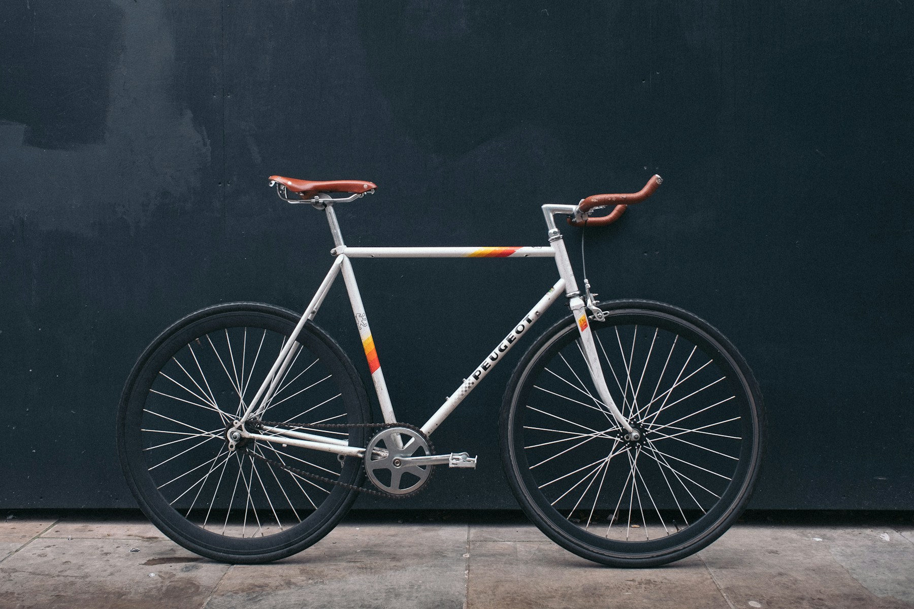 Klassieke fiets tegen een donkere achtergrond, sfeerbeeld