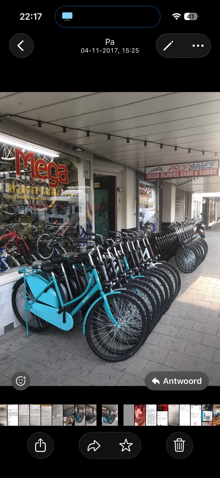 Archieffoto van de PROFBIKES-winkel met fietsen voor de etalage